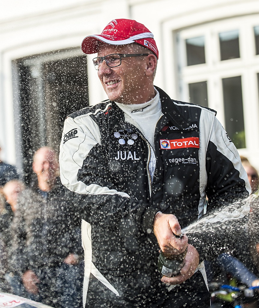 Efter løbet kunne Ib Kragh sprøjte med champagnen
(Foto: rallyfotografen.dk)